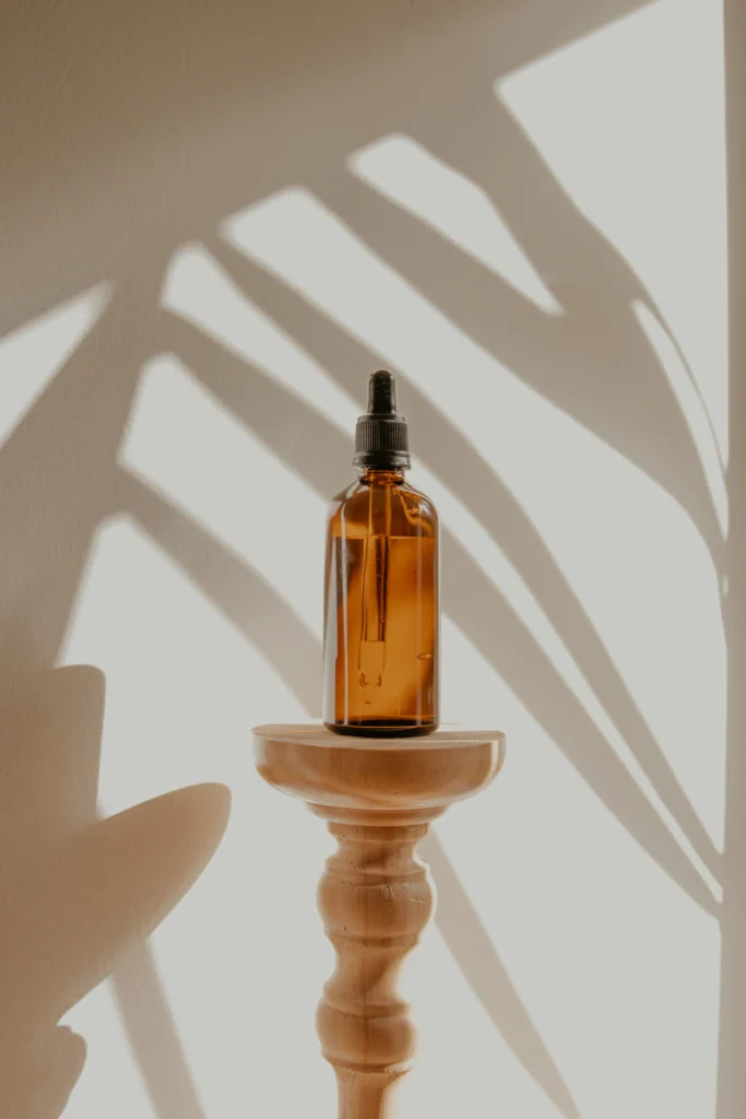 Frasco ámbar en una composición de cosmética